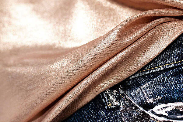 Gold Foil on Woven Fabrics: Elegant Shine for Special Outfits Textile finishing in various colored metallic foils