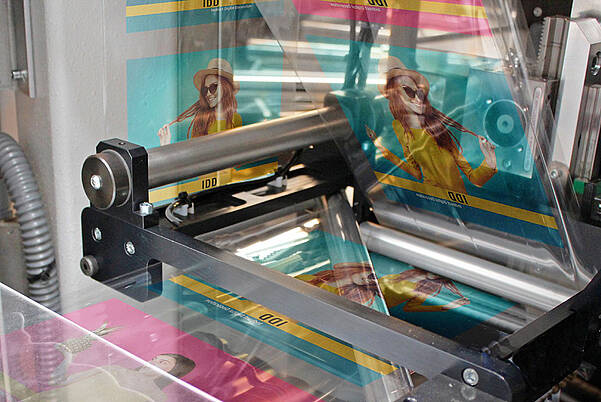 Creative Design of Plastic Packaging with Screen Printing Machines Process detail: Tube finishing in screen printing on a machine from the KURZ Group